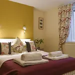 The Garden Apartment - Uk32517